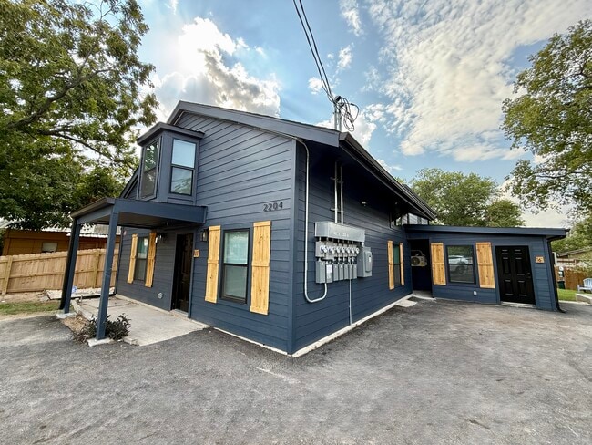 2204 W San Antonio St