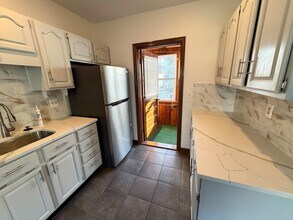 266 Newbury Ave, Unit 2 in Quincy, MA - Building Photo - Building Photo
