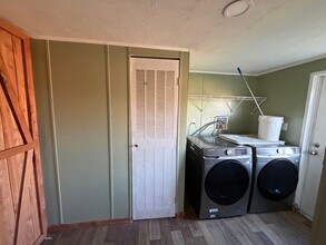 6939 N Farm to Market 331 Rd in Bellville, TX - Foto de edificio - Building Photo