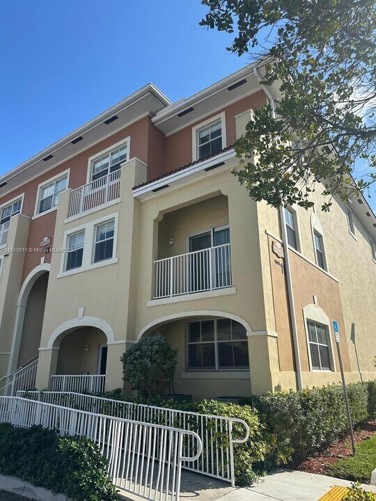 8833 NW 107th Ct, Unit 207 in Doral, FL - Building Photo