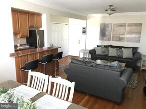 2 W Maple St in Alexandria, VA - Building Photo - Building Photo