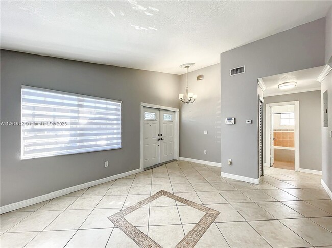 6952 W 25th Ct in Hialeah, FL - Foto de edificio - Building Photo