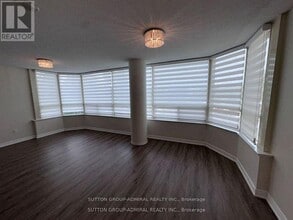 7 Townsgate Dr in Toronto, ON - Building Photo - Building Photo
