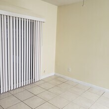 1243 Charlesworth Dr in Zephyrhills, FL - Building Photo - Building Photo