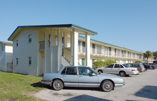 1719 Dixon Blvd in Cocoa, FL - Foto de edificio - Building Photo