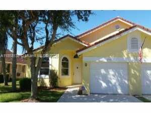6568 Marissa Cir in Greenacres, FL - Building Photo