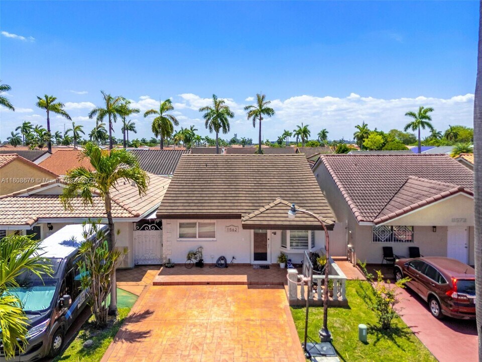 11562 NW 87th Pl in Hialeah Gardens, FL - Building Photo