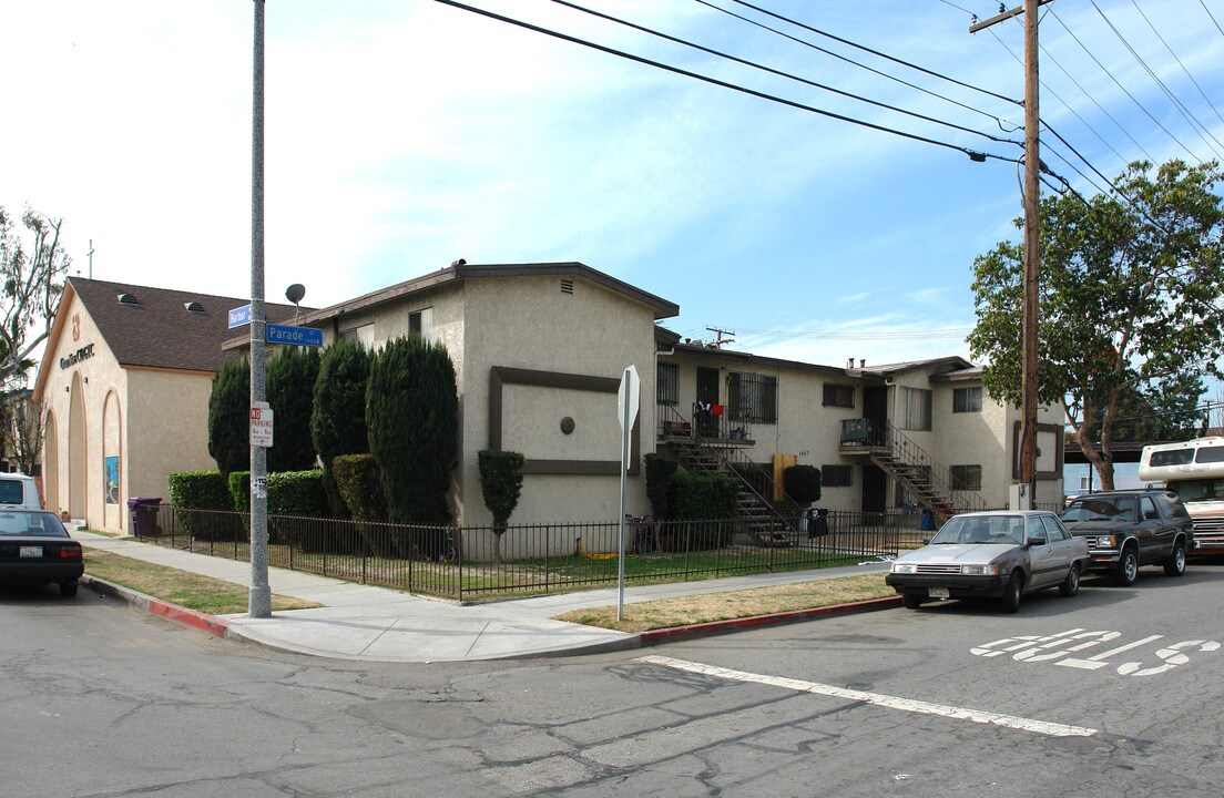 1402 W Parade St in Long Beach, CA - Foto de edificio