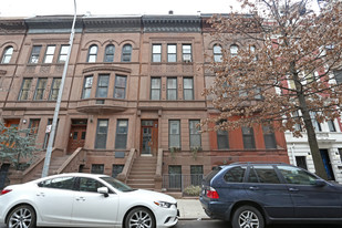 321 W 84th St in New York, NY - Building Photo