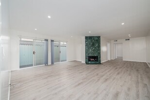 Large Remodeled 2x2 Unit with Huge Patio in Santa Monica, CA - Building Photo