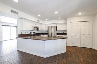 7391 W Kristal Way in Glendale, AZ - Building Photo - Building Photo