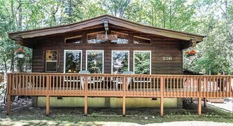 236 Zoo Park Rd in Wasaga Beach, ON - Building Photo