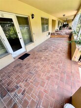 30 Park Dr in Bal Harbour, FL - Foto de edificio - Building Photo