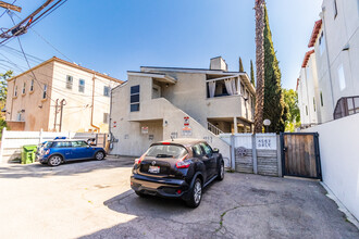 4557 Colfax Ave in North Hollywood, CA - Building Photo - Building Photo