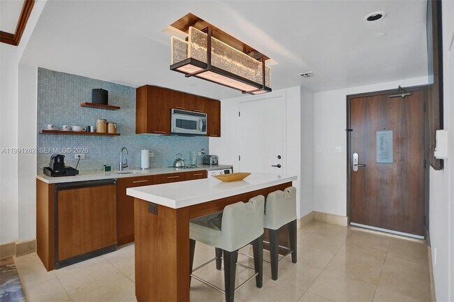 6801 Collins Ave, Unit 309 Door  314 in Miami Beach, FL - Foto de edificio - Building Photo