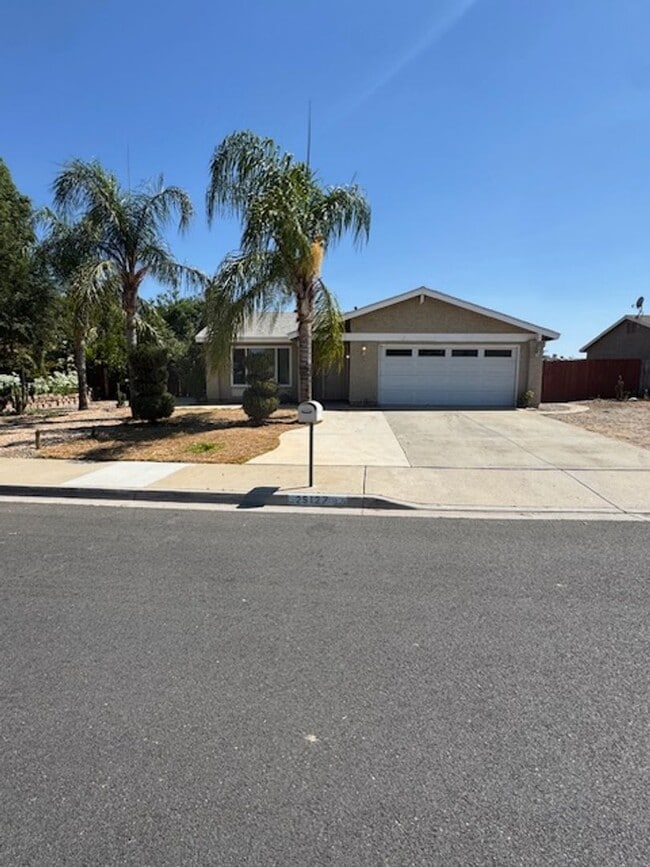 25127 Yucca Dr in Moreno Valley, CA - Foto de edificio - Building Photo