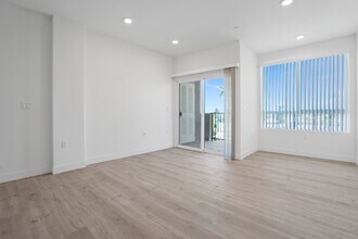 8802 Van Nuys Blvd in Los Angeles, CA - Foto de edificio - Building Photo