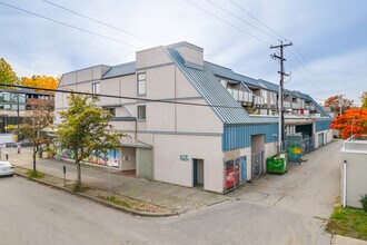 2475 Blenheim St in Vancouver, BC - Building Photo - Building Photo