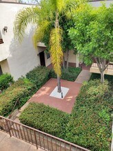 10815 Hesby St in North Hollywood, CA - Foto de edificio - Building Photo