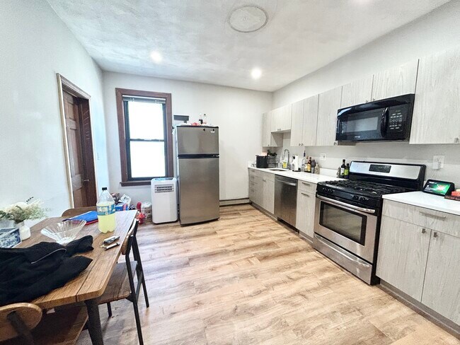 1613 Tremont St, Unit 2T in Boston, MA - Foto de edificio - Building Photo