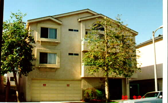 5260 Arbor Vitae St in Los Angeles, CA - Building Photo