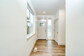 1321 Oppek St NE in Keizer, OR - Building Photo - Building Photo