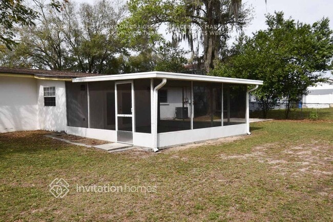 1111 N Parsons Ave in Brandon, FL - Foto de edificio - Building Photo