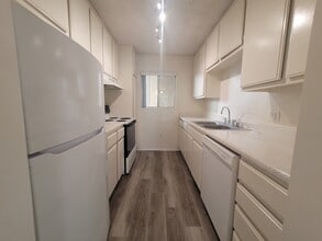 Eastborne III Apartments in Los Angeles, CA - Building Photo - Building Photo