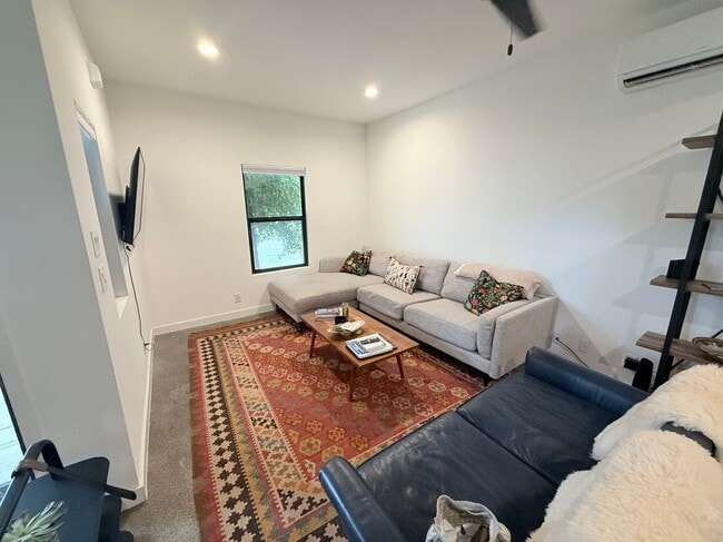property at 911 N Pine St
