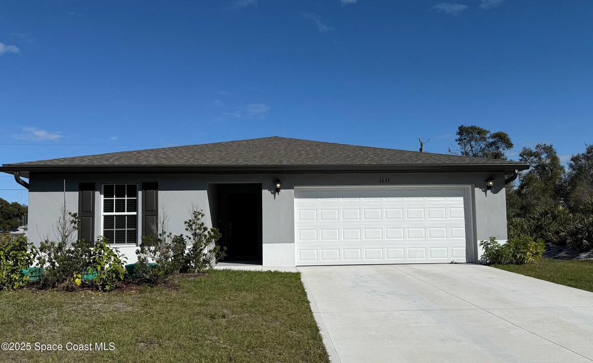 1641 Waneta St SE in Palm Bay, FL - Building Photo