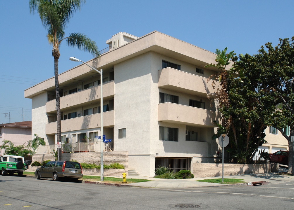 601 N Kings Rd in Los Angeles, CA - Building Photo