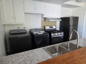 420 1/2 Casanova St in Los Angeles, CA - Building Photo - Building Photo