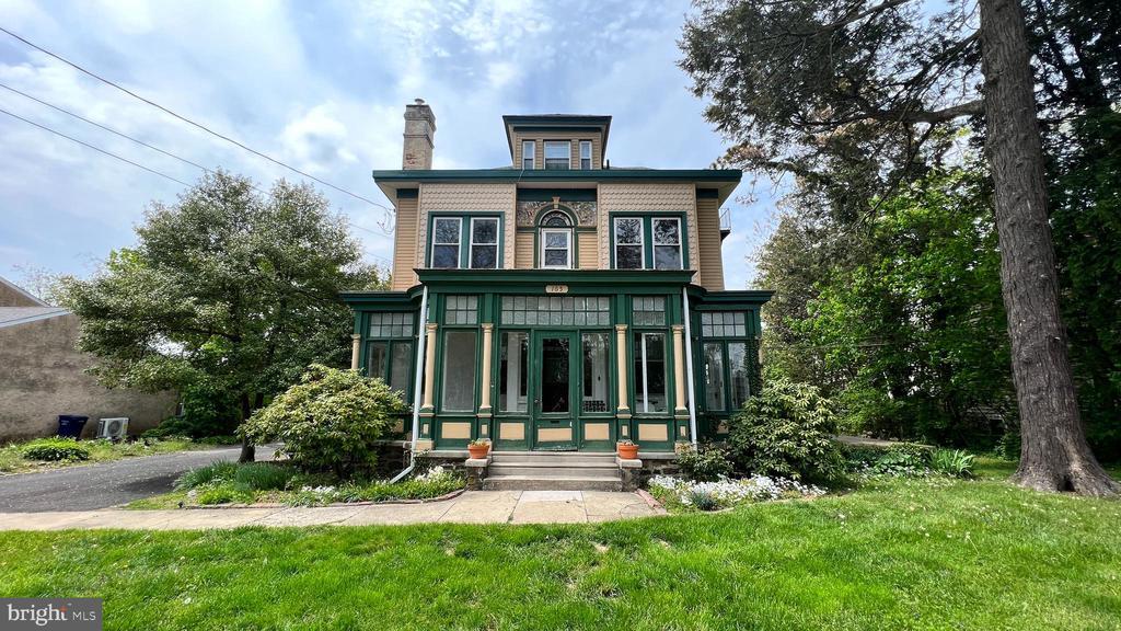 165 E Mt Pleasant Ave in Ambler, PA - Foto de edificio