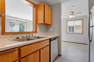 Donna Court in Beaverton, OR - Building Photo - Building Photo