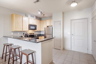 121 E Freedom Way in Cincinnati, OH - Foto de edificio - Building Photo