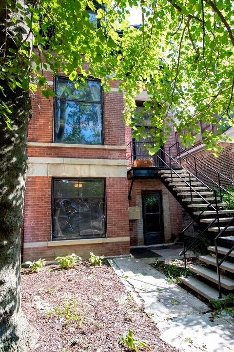 1931 W Evergreen Ave in Chicago, IL - Building Photo
