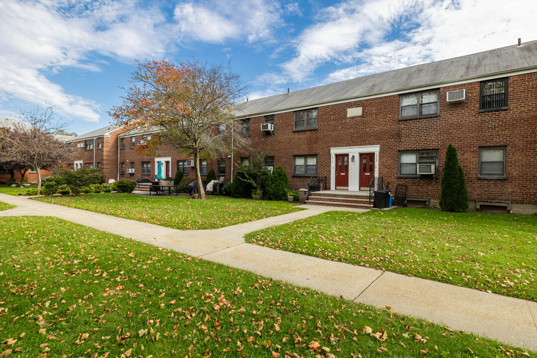 Clearview Gardens in Whitestone, NY - Building Photo