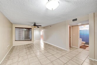 9470 Tangerine Pl, Unit 301 in Davie, FL - Building Photo - Building Photo
