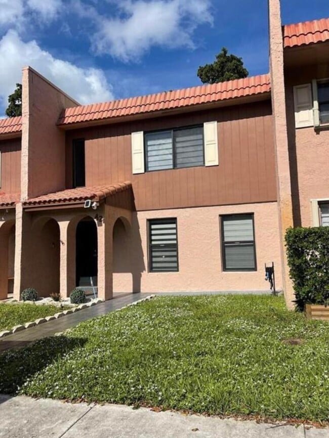 42 Madrid Ln in Davie, FL - Building Photo - Building Photo