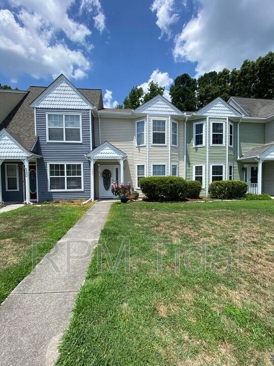 105 Heather Way in Yorktown, VA - Building Photo