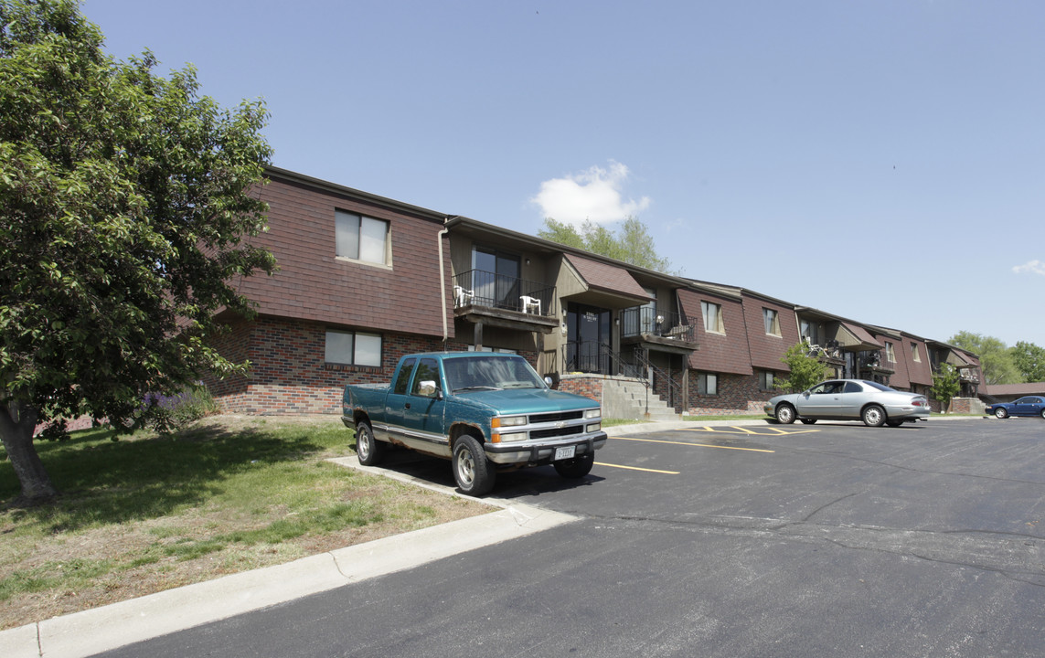 Elkhorn Apartments in Elkhorn, NE - Foto de edificio