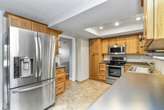 9210 166th Pl NE in Redmond, WA - Foto de edificio - Building Photo