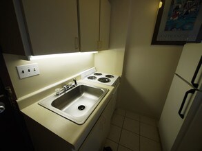 1560 Kanunu St in Honolulu, HI - Building Photo - Building Photo