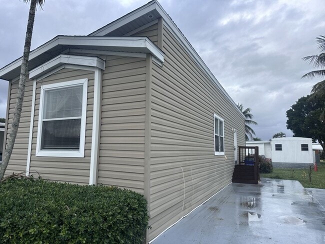 6325 NW 28th Ln in Margate, FL - Building Photo - Building Photo