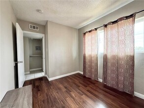 390 N 13th St in Las Vegas, NV - Foto de edificio - Building Photo