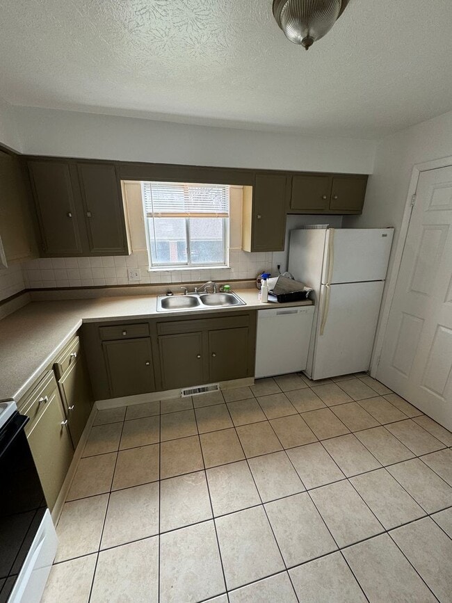 4503 Hudson Dr in Stow, OH - Building Photo - Building Photo