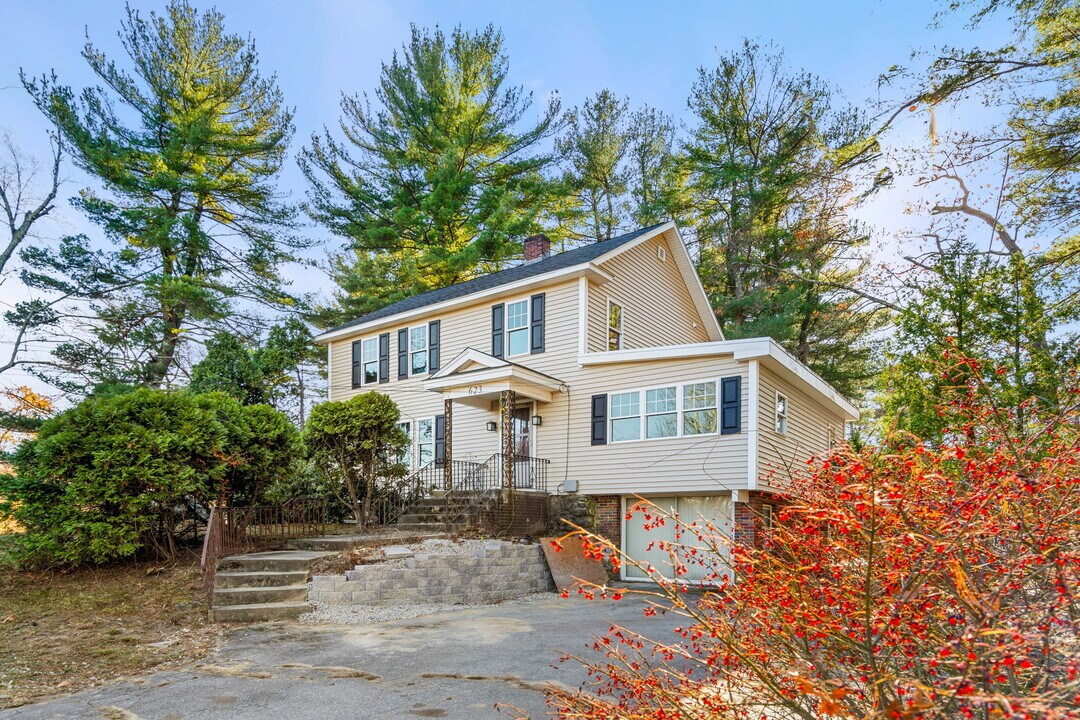 623 Whipple Rd in Tewksbury, MA - Building Photo