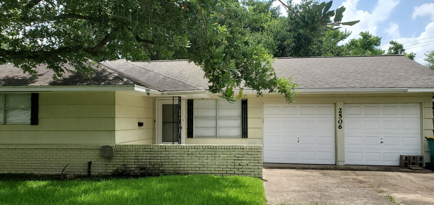 2506 Ray St in Pearland, TX - Building Photo