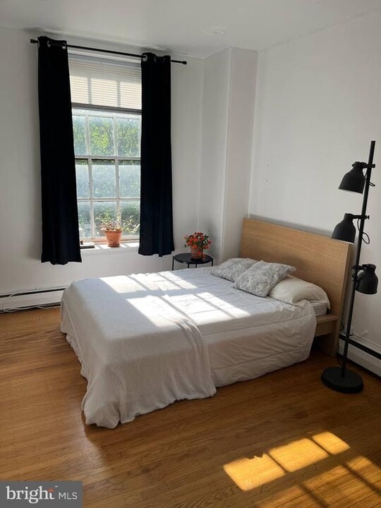 322 S 11th St in Philadelphia, PA - Building Photo