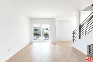 756 N Ridgewood Pl in Los Angeles, CA - Building Photo